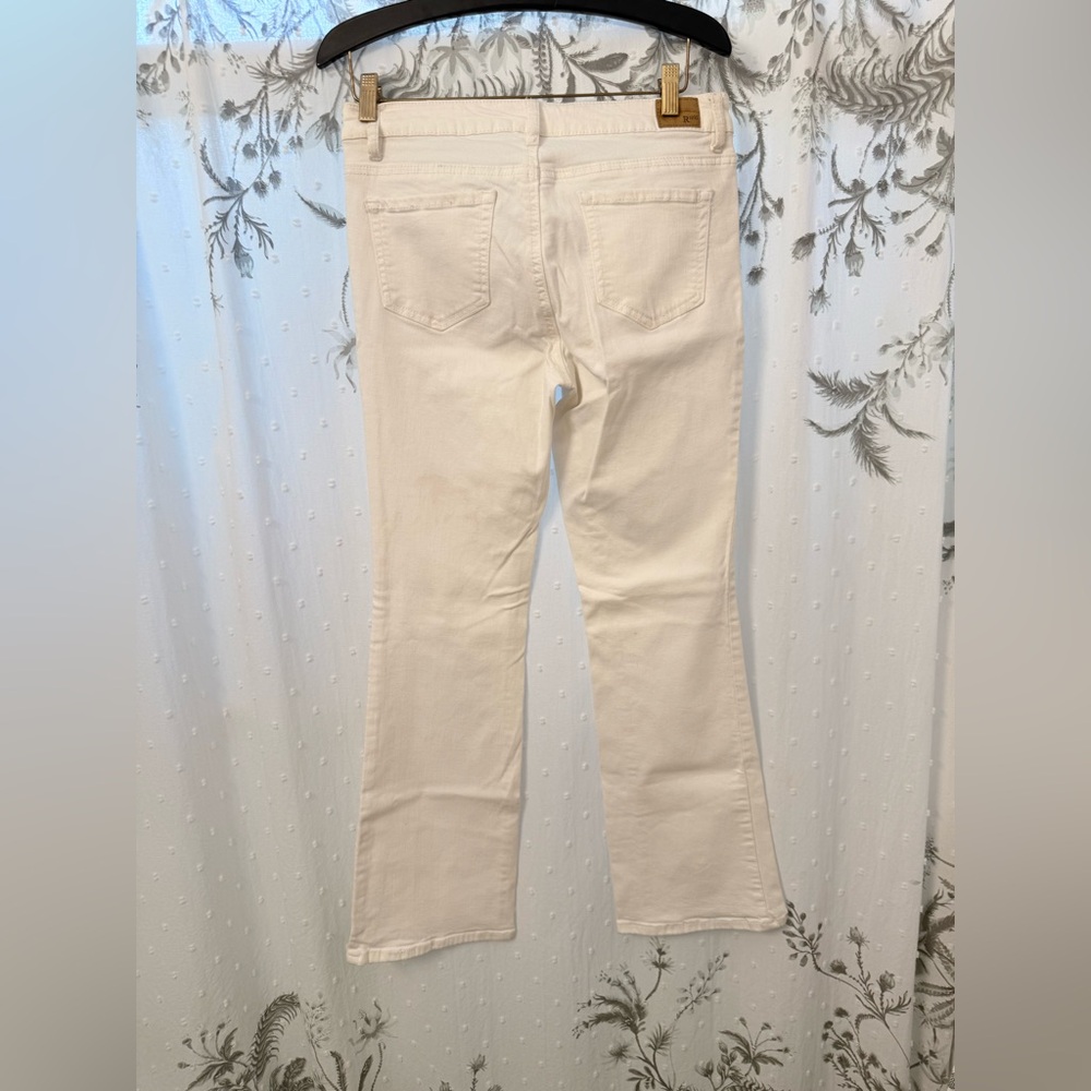 Elegant Cream Flare Jeans - Picture 6 of 7